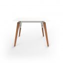 Table Faz Wood plateau HPL blanc intégral, pieds chêne naturel, Vondom, 100x100xH74 cm
