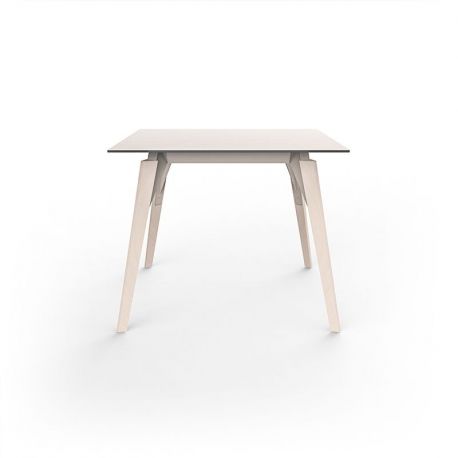 Table Faz Wood plateau HPL blanc et bord noir, pieds chêne blanchis, Vondom, 100x100xH74 cm
