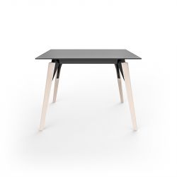 Table Faz Wood plateau HPL noir et bord noir, pieds chêne blanchis, Vondom, 100x100xH74 cm
