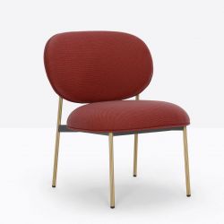 Lot de deux petits fauteuils design confortable, Blume 2951, Pedrali, tissu Relate Kvadrat, rouge, structure laiton, 63x63xH76,5